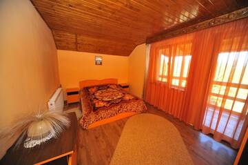 Фото номера Коттедж с 6 спальнями Дома для отпуска Cabana Sebes г. Фэгэраш 22