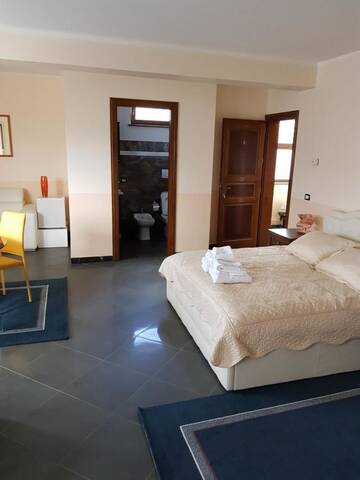 Фото номера Трехместный номер Отель Liberty Rooms г. Фэгэраш 16