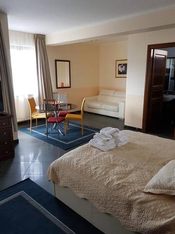 Фото номера Трехместный номер Отель Liberty Rooms г. Фэгэраш 15