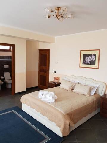 Фото номера Трехместный номер Отель Liberty Rooms г. Фэгэраш 4