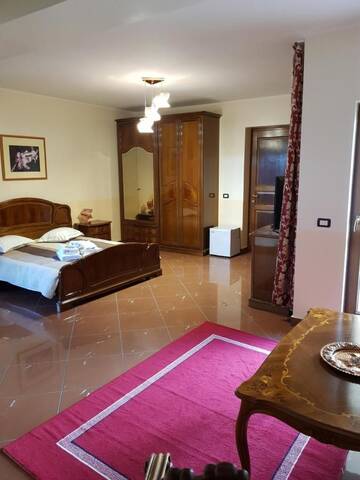 Фото номера Трехместный номер Отель Liberty Rooms г. Фэгэраш 10